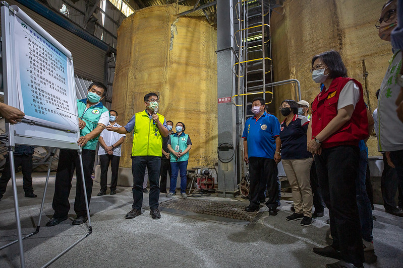 蔡英文總統21日視察關山鎮農會碾米加工廠受損情形。(圖：總統府Flickr)