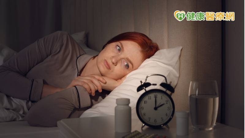 失眠是指睡眠維持困難，造成睡眠品質變差或睡眠時間減少，每週有三天或三天以上之失眠，且白天出現倦怠、嗜睡、情緒煩躁、難以專心或身體不適等症狀，進而影響學習或工作者。(圖：健康醫療網 提供)