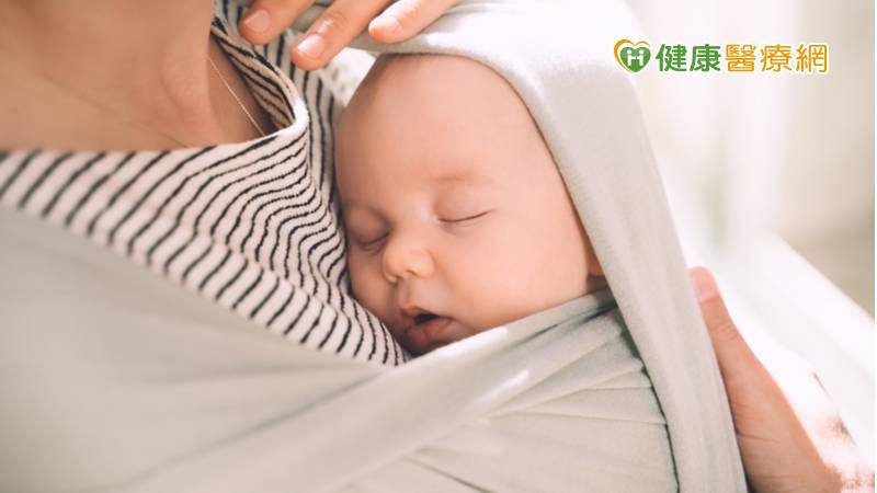 包巾不宜包裹過緊，限制寶寶雙腿髖關節外展及屈曲，使用揹巾時也要注意雙腿呈現「M型腿」。(圖：健康醫療網 提供)