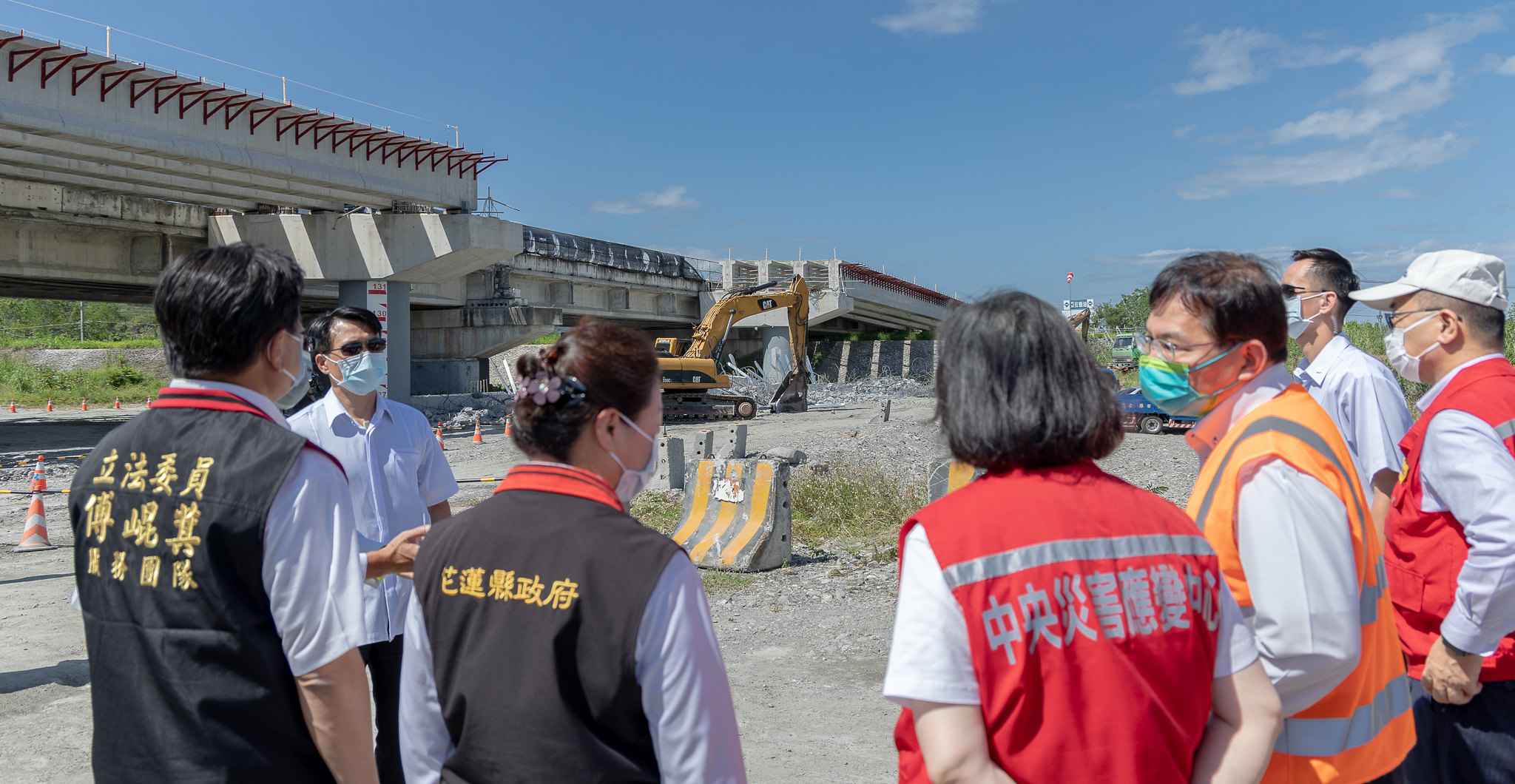 蔡英文總統21日視察花蓮玉興橋受損情形。(圖：總統府Flickr)