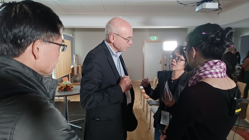 波蘭猶太人歷史博物館（POLIN Museum of the Historyof Polish Jews ）前館長、現任波蘭科學院政治研究所教授史托拉（Dariusz Stola，左2）與國家人權博物館代表團討論藝術展覽的工作方法。 (圖：中央社)