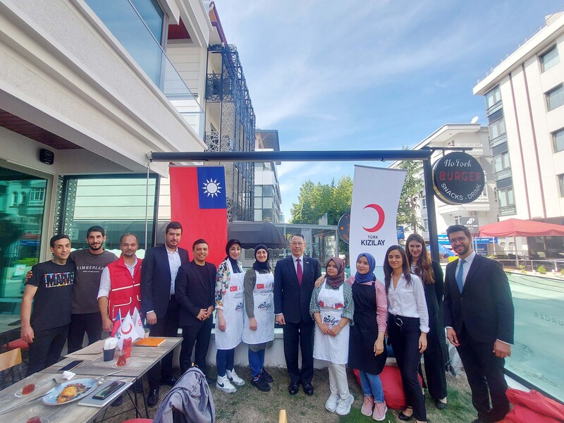 駐土耳其代表黃志揚20日出席土耳其紅新月會的「婦女職訓培力人道援助計畫－後續就業情形訪視」活動，與紅新月會專案幹部及4名受益學員合照。（駐土耳其代表處提供） (圖：中央社)