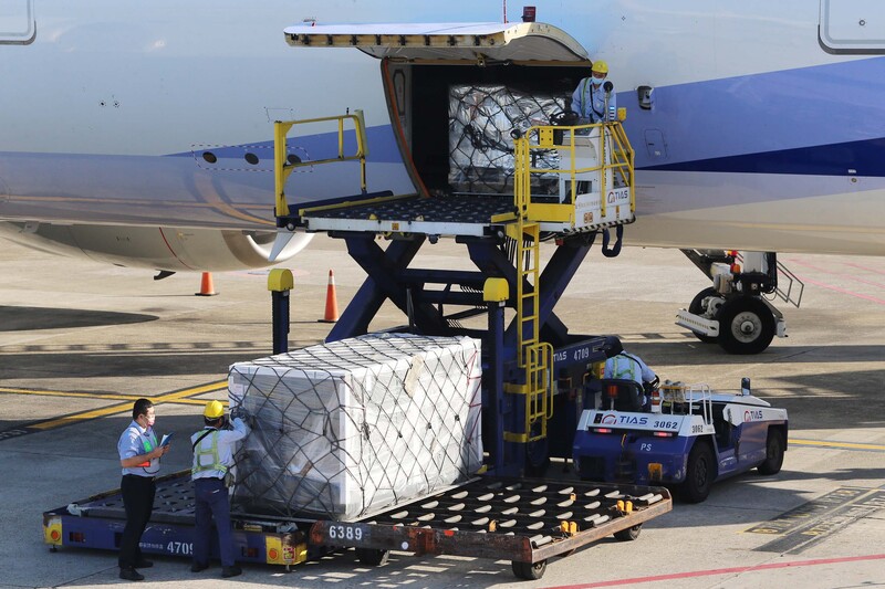 第2批COVID-19（2019冠狀病毒疾病）Novavax疫苗50.4萬劑22日清晨運抵桃園國際機場，完成通關程序直接送至指定冷儲物流中心進行後續檢驗封緘作業，將提供12歲以上民眾接種使用，預計9月30日配送。 (圖：中央社)