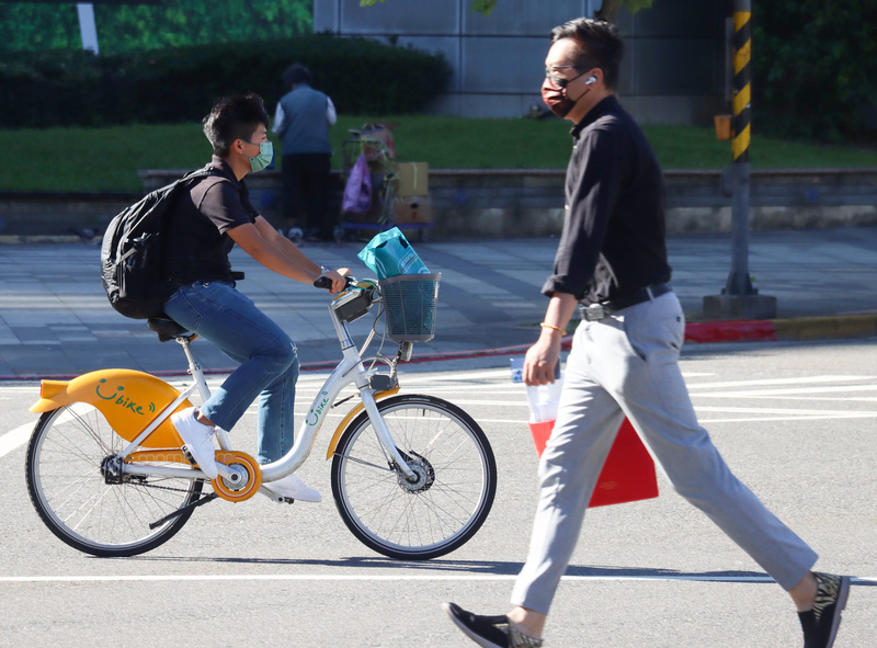 各地水氣減少 北海岸及東半部局部短暫陣雨。 (圖：中央社)