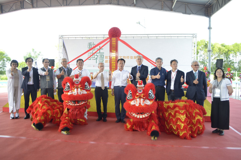 故宮南院二館國寶文物修復展示館（國寶館）主建築工程22日動土，故宮院長吳密察（左6）主持，嘉義縣長翁章梁（左7）、民進黨立委陳明文（左5）等人出席見證。(圖：中央社)