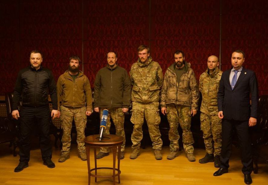 烏克蘭21日宣布與俄羅斯換回215名戰俘，包括率領保衛馬立波（Mariupol）亞速鋼鐵廠（Azovstal）成為抗俄英雄的戰士。(圖:推特@MVS_UA)