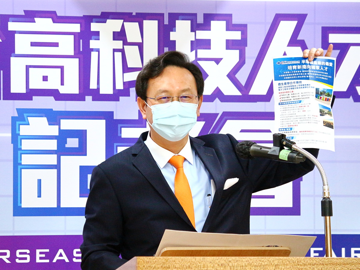 僑委會委員長童振源22日表示，高科技人才培訓基地計畫，要提供更高額獎學金吸引優秀學生來台就讀 (央廣記者王照坤 攝)