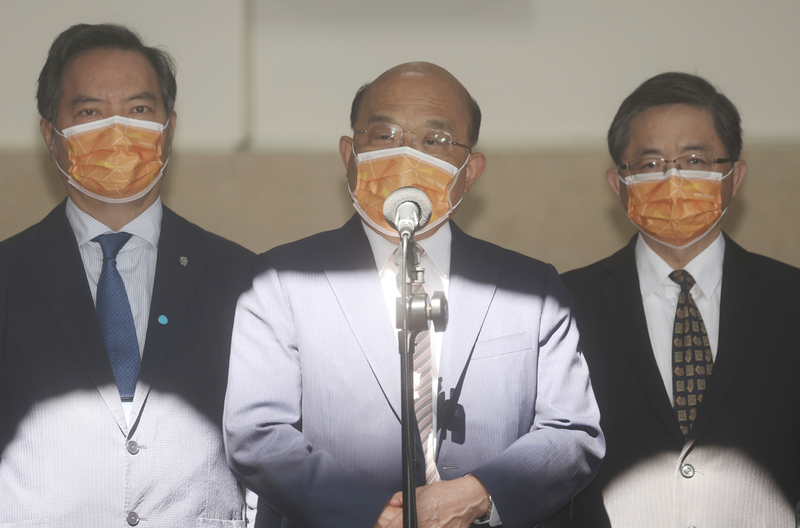 立法院新會期23日開議，邀請行政院長蘇貞昌（中）列席施政報告並備質詢。圖左為行政院發言人羅秉成、右為行政院祕書長李孟諺。 (圖：中央社)