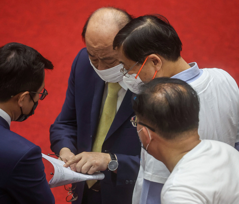 立法院第10屆第6會期23日開議，邀請行政院長蘇貞昌列席施政報告並備質詢。民進黨立法院黨團總召柯建銘（左2）與國民黨立法院黨團總召曾銘宗（右2）交換意見。 (圖：中央社)