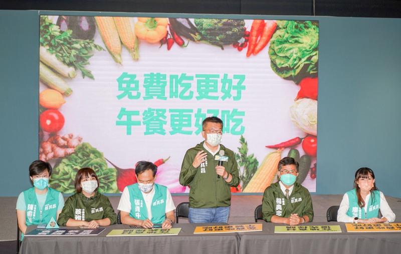 民進黨黨慶音樂會24日將在台中舉辦，並為中台灣4位黨籍縣市長參選人造勢。圖為民進黨台中市長參選人蔡其昌（右3）23日公布免費營養午餐政見。 (圖：中央社)