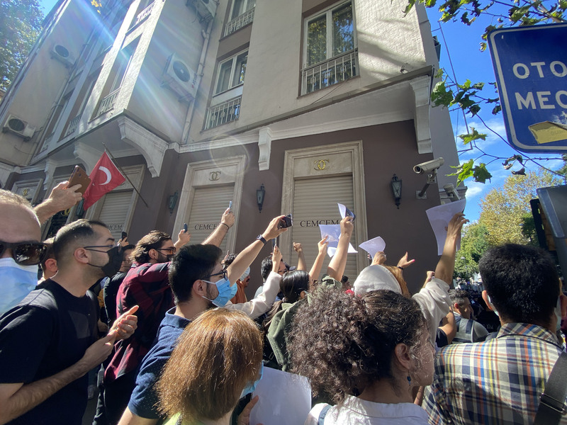 伊朗22歲女性艾米尼疑因未戴好頭巾遭宗教警察逮捕後去世，掀起境內大規模示威潮。近百名旅土耳其伊朗人也前往伊朗駐伊斯坦堡總領事館前抗議。圖攝於9月21日。 (圖：中央社)
