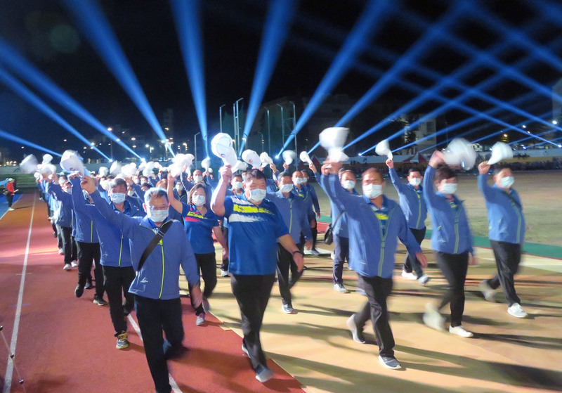 第9屆離島3縣聯合運動會23日晚間在澎湖縣立體育場隆重舉行開幕典禮，場面盛大，為9項競技賽事熱鬧揭幕。 (圖：中央社)