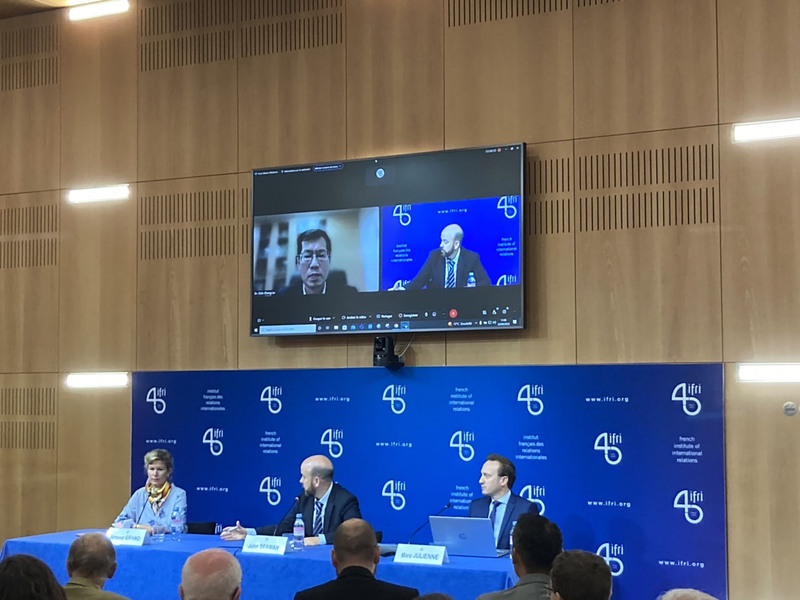 法國智庫國際關係研究院22日舉辦實體與視訊混合全天候研討會，台灣議題為聚焦重點之一，立委羅致政受邀線上與談，和瑞士蘇黎世大學教授葛蘭諾（左1）、亞洲政策研究員朱利安（右1）對話交流，亞洲中心研究員席曼（中）主持。（駐法代表處提供） (圖：中央社)