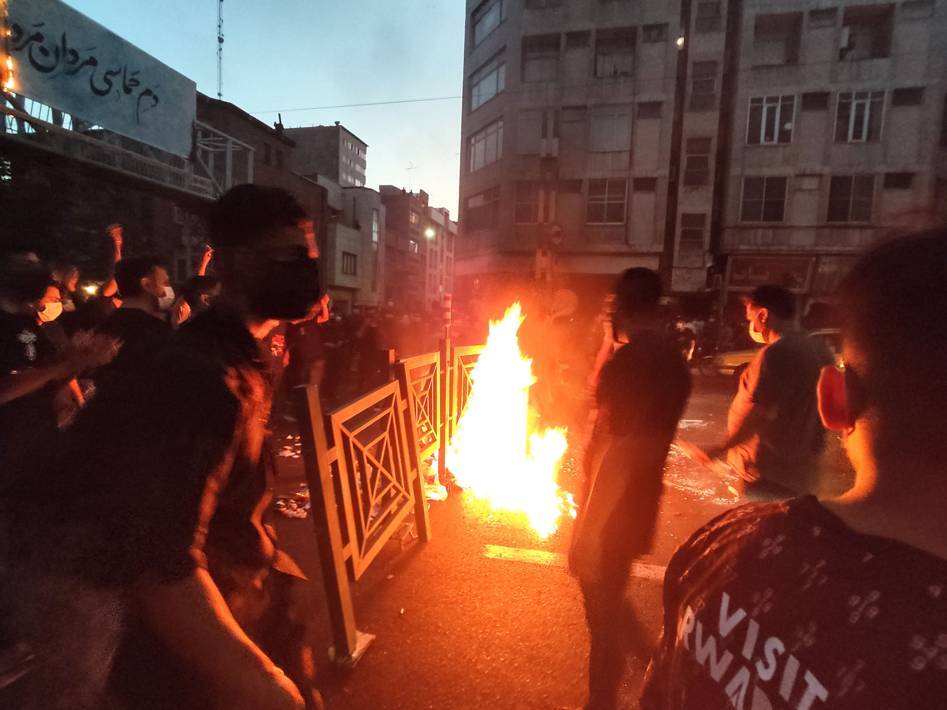 伊朗22歲女子艾米尼因沒戴頭巾遭警打死，引爆民眾憤而上街激烈抗議，至少已造成35人喪生。(AFP)