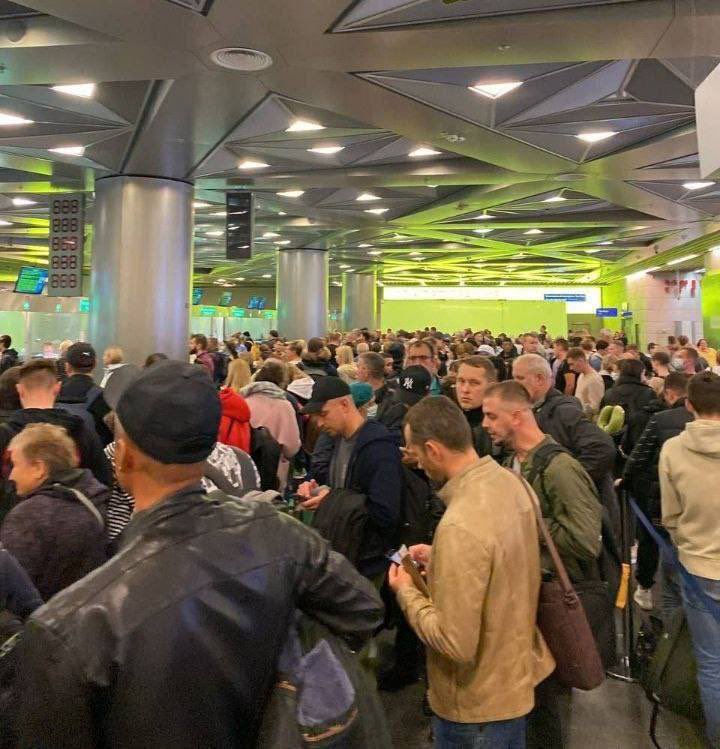 俄羅斯伏努科沃國際機場(VKO)出現大批為了躲避蒲亭動員令的俄羅斯人準備離開。(Twitter/@Gerashchenko_en)