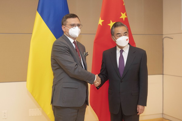 中國外交部長王毅和烏克蘭外長庫列巴(Dmytro Kuleba)23日在紐約的聯合國大會場邊相見。(圖:中華人民共和國外交部)