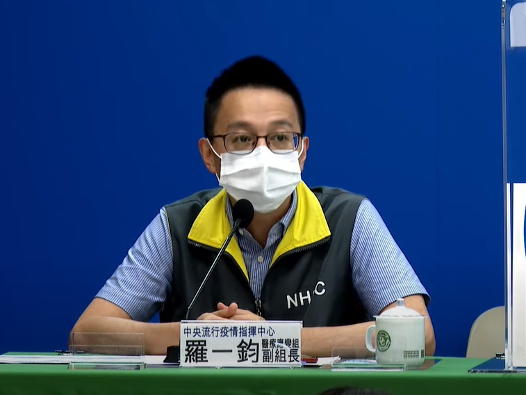 27日新增7577例COVID-19本土病例，中央流行疫情指揮中心發言人羅一鈞研判與二二八連假效應有關。(圖擷自YouTube)