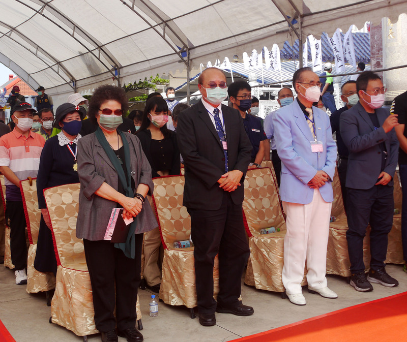 高雄紅毛港保安堂為生前力挺台灣的前日本首相安倍晉三規劃打造紀念銅像，24日揭幕，監察院長陳菊（前左）等人出席與會，一同默哀悼念安倍晉三。 (圖：中央社)