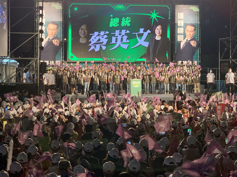 民進黨「運轉桃園–勝利啟航」誓師大會24日晚間在桃園區舉行，黨主席蔡英文(台上致詞者)出席表示，「桃園只能向前，不能後退」。(圖：中央社)