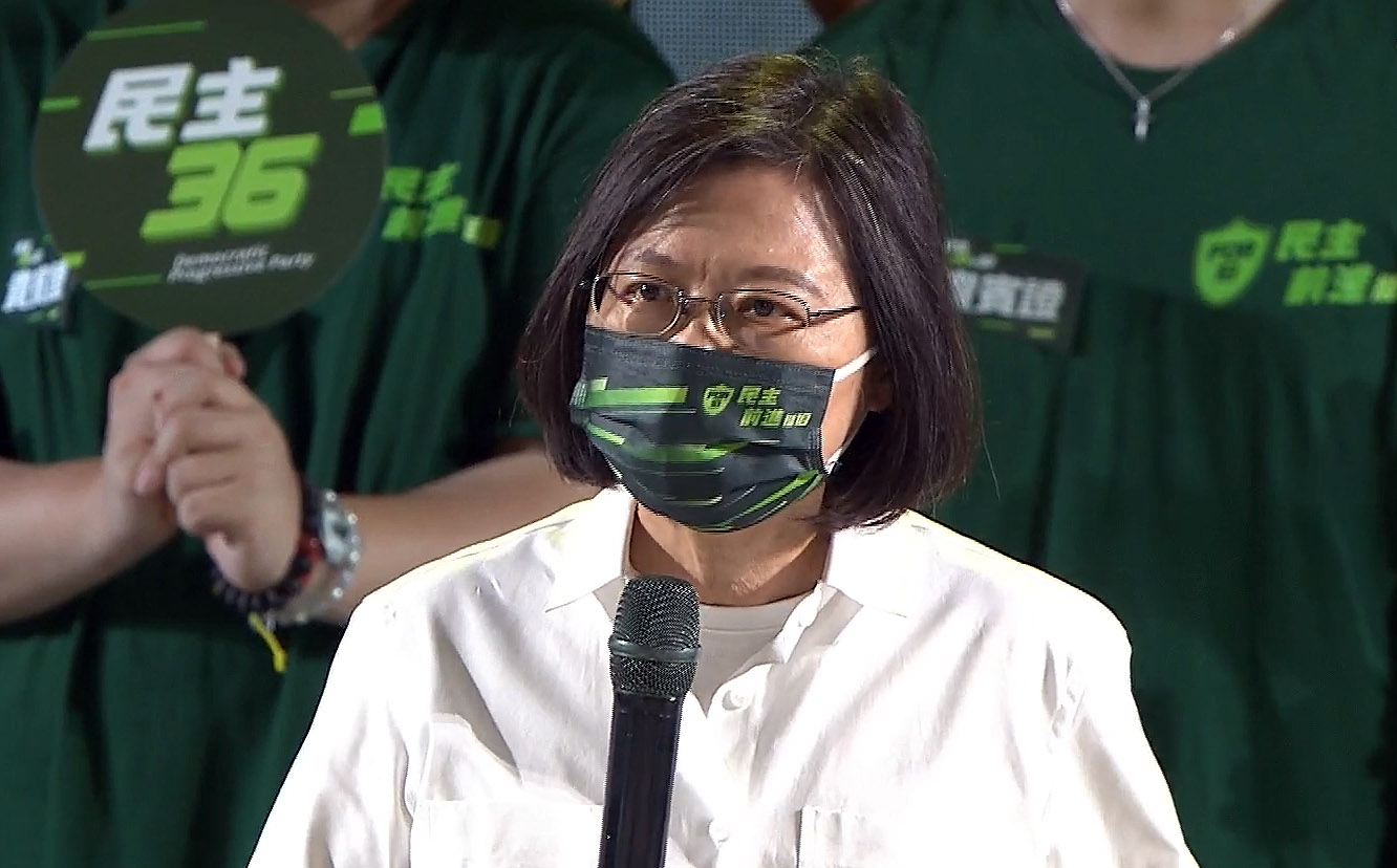 民進黨24日舉辦「民主36挺18」黨慶音樂會，兼任黨主席的蔡英文總統表示，36歲的民進黨要做最挺18歲年輕人的政黨。(翻攝自民進黨臉書直播)