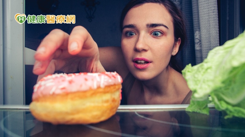 從臨床經驗和百人減重行為調查結果來看，無法抵抗美食或是嘴饞想吃東西，最容易造成失敗。(圖：健康醫療網 提供)