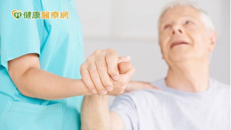 台灣失智症協會（TADA）和國際失智症協會（ADI）共同呼籲，政府應將「失智症診斷後治療、照護和支持」視為基本人權。(圖：健康醫療網 提供)