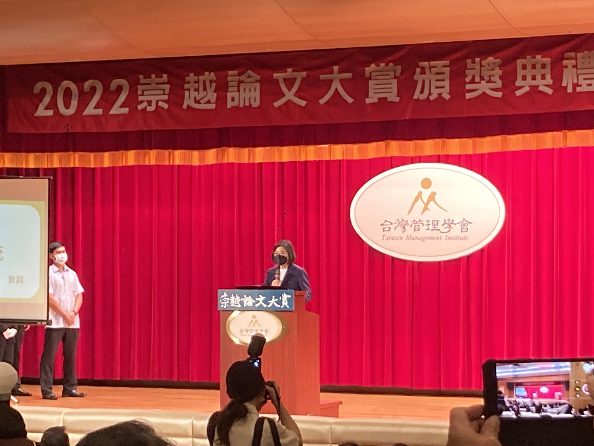 蔡英文總統出席台灣管理學會「崇越論文大賞」頒獎典禮。(謝佳興攝)