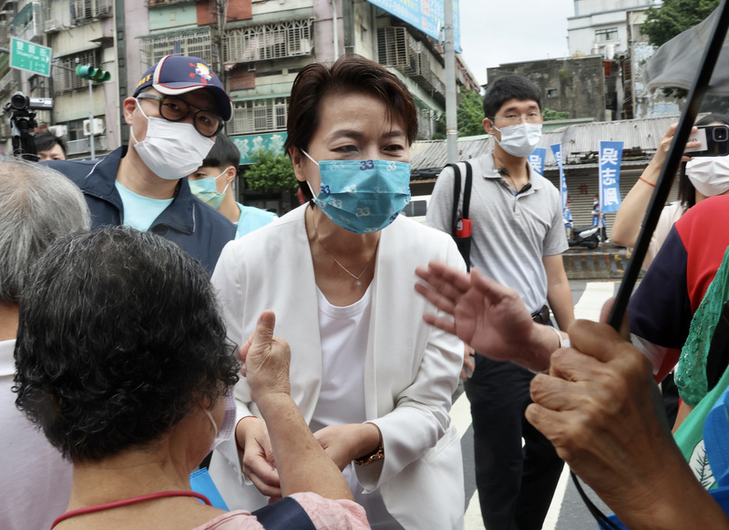 無黨籍台北市長參選人黃珊珊（中）25日出席萬華雙福宮重陽敬老活動，向與會年長者拜票。(圖：中央社)