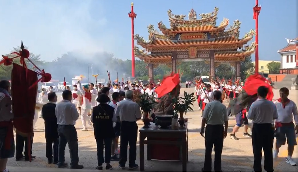 台南西港香科其中3個陣頭，今年獲邀參與雙十國慶大會表演，他們25日一早前往安南區鹿耳門天后宮廣場聯合彩排。(圖截自鹿耳門天后宮直播影片)