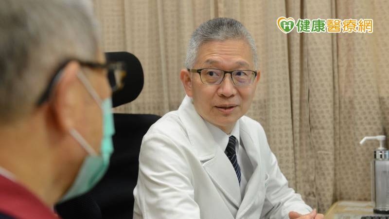 聽覺是與人互動的重要能力，當長者因聽力退化逐漸無法順利與人溝通時，除了會產生落寞、封閉的老人憂鬱症狀外，因大腦神經用進廢退的特性，若是平日接收不到刺激，主管聽力及記憶認知的顳葉部位就容易萎縮退化，伴隨而來的就可能是失智症。(圖：健康醫療網 提供)