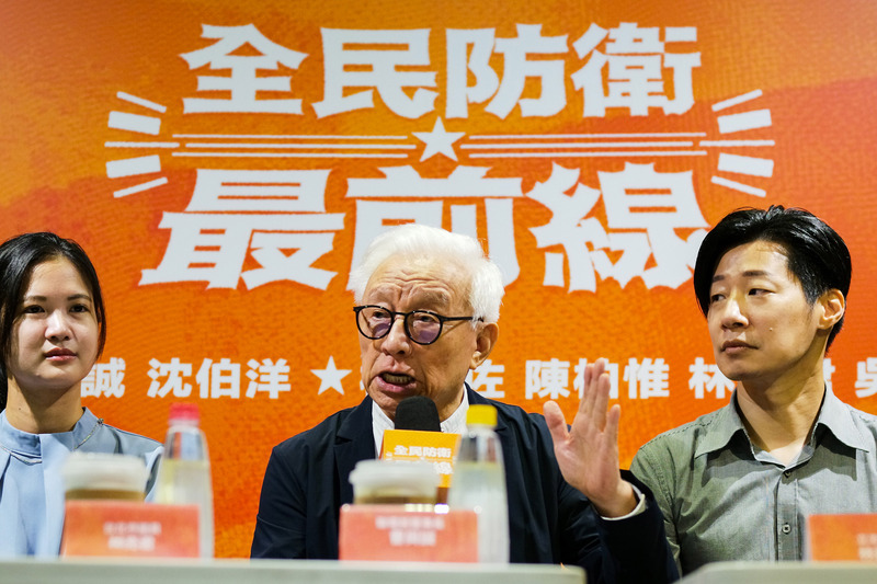 聯電前董事長曹興誠（中）26日出席座談會，呼籲全民一定要強化全民防衛的認知。(圖：中央社)