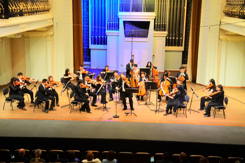 國立台灣交響樂團首訪立陶宛，當地時間9月25日以20人編制弦樂團在立陶宛國家愛樂協會音樂廳演出，現場特別以黃藍燈光打在舞台上，表達對烏克蘭的關懷。(國台交提供／中央社)