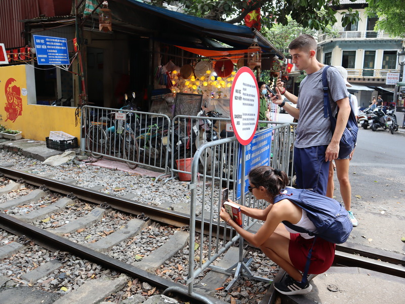 河內市出於安全考量封鎖火車街逾一周，卻仍有大批國際旅客前來朝聖，但他們現在只能在鐵柵欄外拍照。 (圖：中央社)