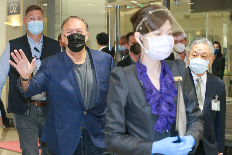 美國前國務卿蓬佩奧(Michael Pompeo)(左2)一行7人搭乘聯合航空UA871班機，26日晚間9時26分抵達桃園國際機場(圖:中央社)