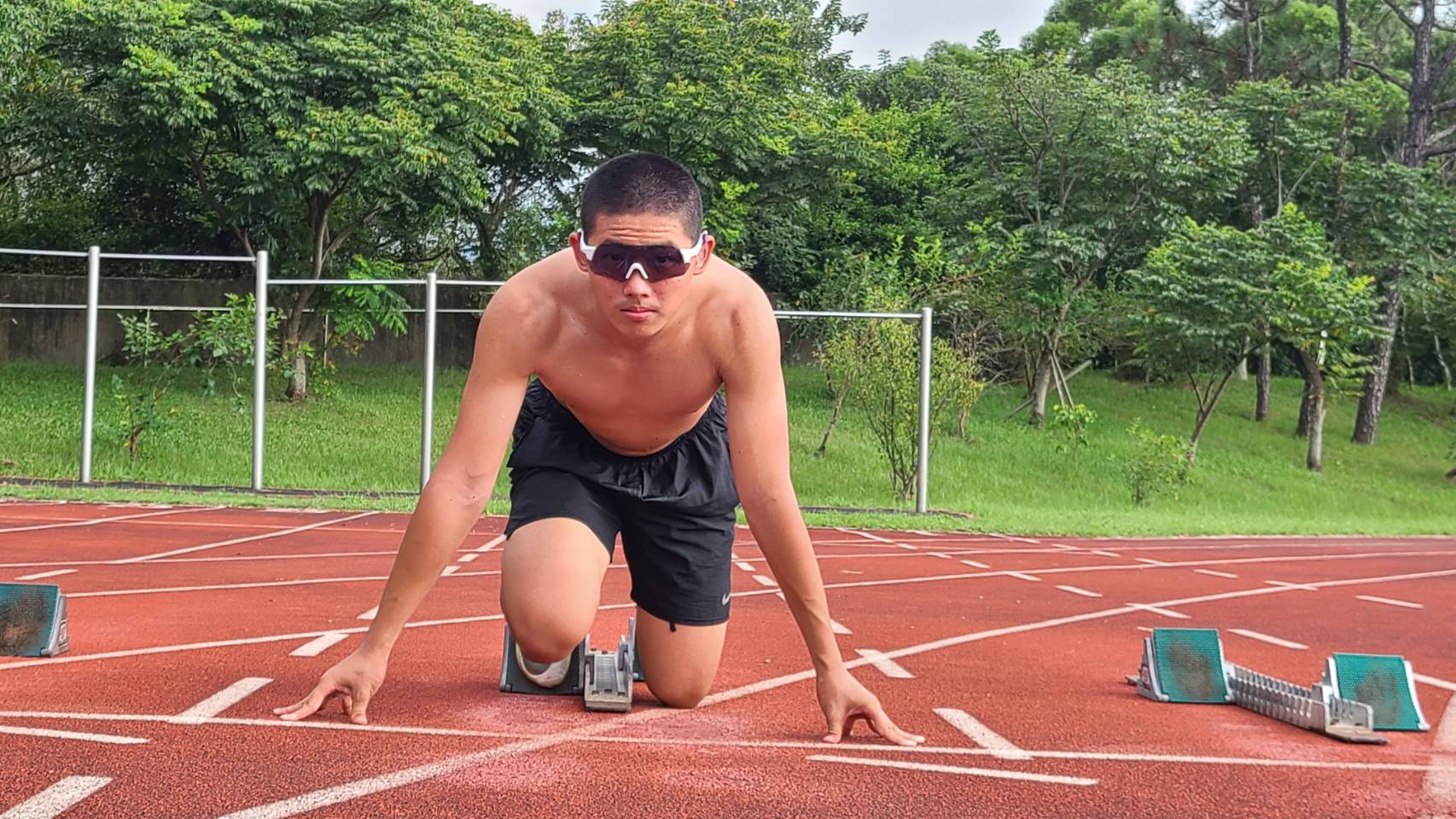 15歲的田徑選手危宇澤克服聽力障礙，衝刺屬於自己的專屬跑道。(江昭倫攝)