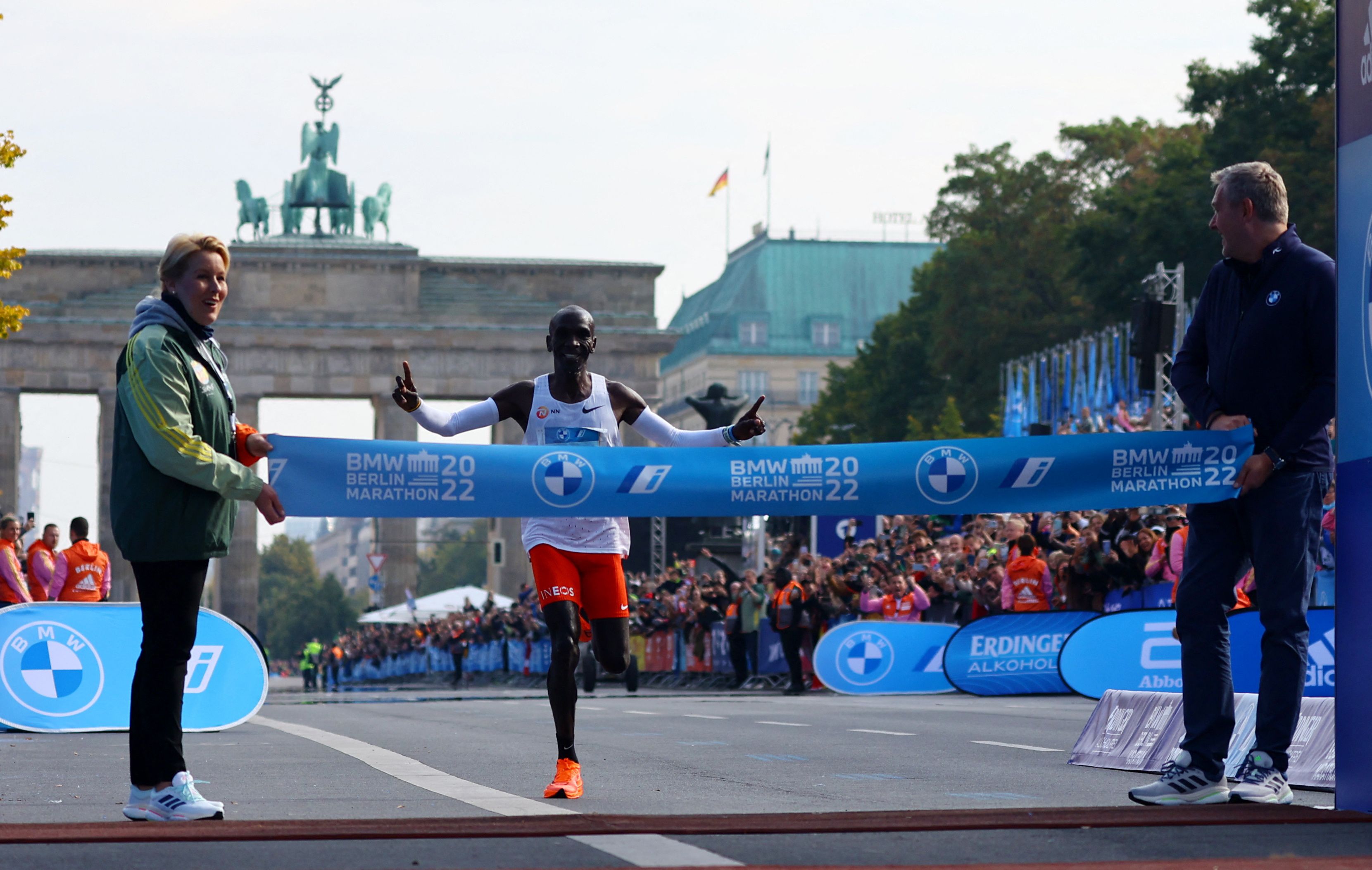 肯亞長跑好手基普柯吉（Eliud Kipchoge）25日在德國柏林馬拉松大賽以2小時1分9秒成績奪冠，並打破世界紀錄。(路透社/達志影像)