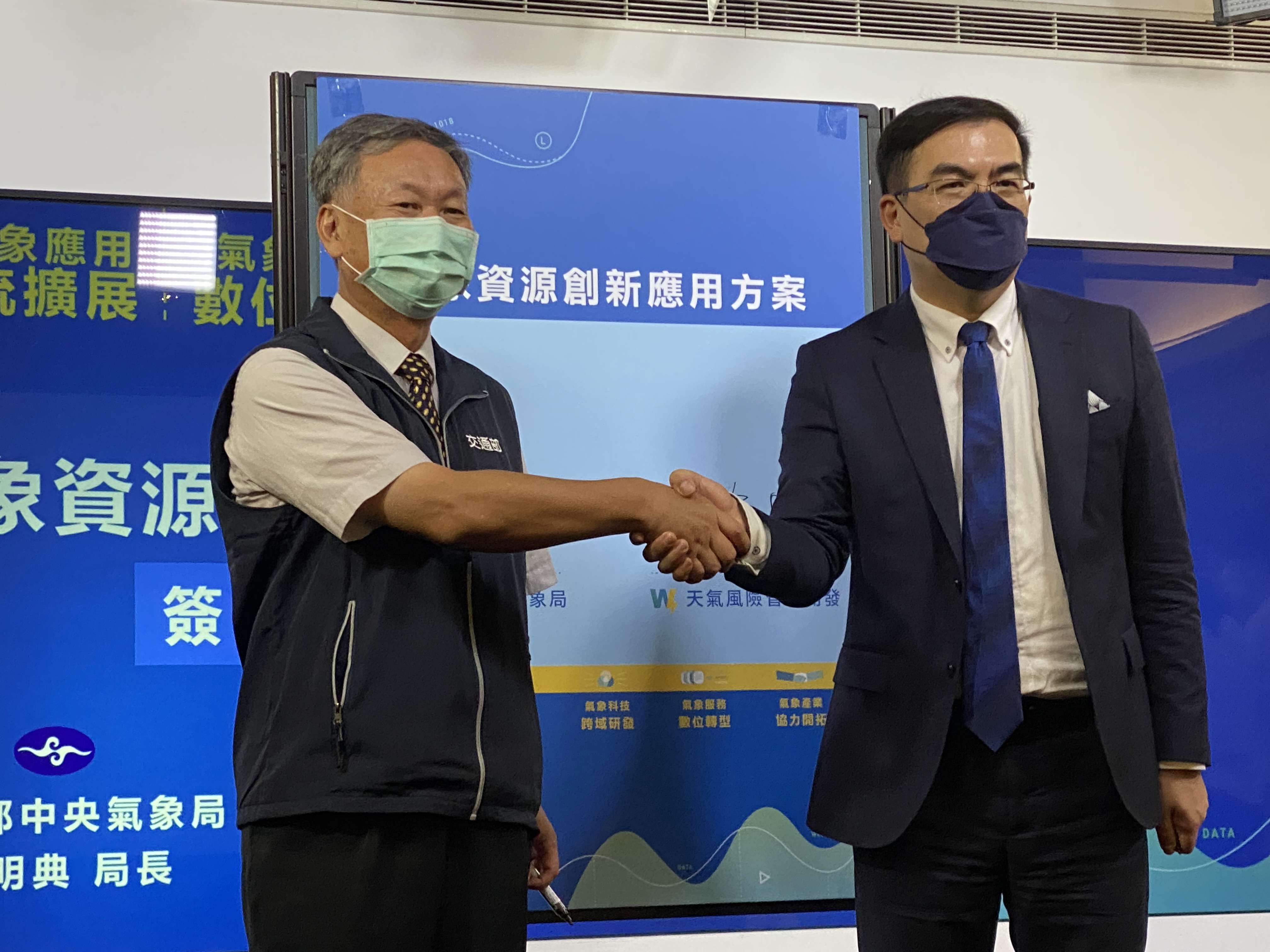 氣象局長鄭明典(左)26日攜手天氣風險公司總經理彭啟明(右)，簽署「氣象資源創新應用方案」 。 (吳琍君攝)