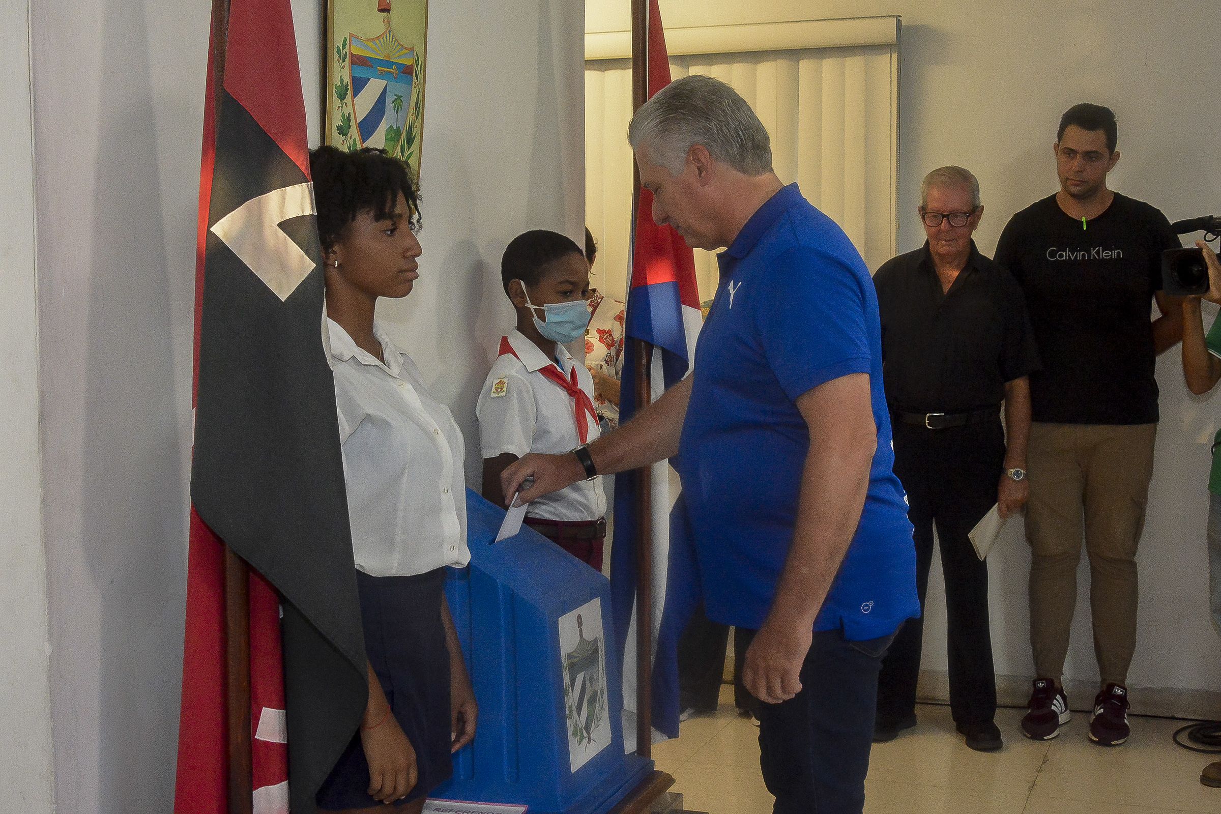 古巴25日舉行同性婚姻合法化公投，古巴總統狄亞士-卡奈(Miguel Diaz-Canel)到投票所投票。(路透社/達志影像)