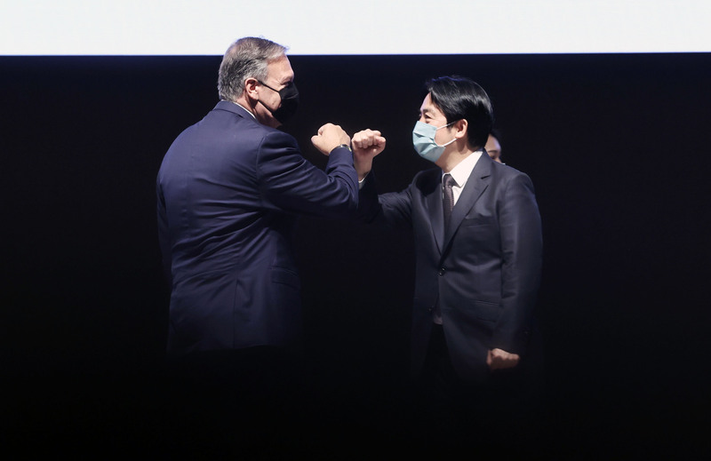 第一屆全球台商經貿論壇27日在高雄萬豪酒店登場，副總統賴清德（右）、美國前國務卿蓬佩奧（Michael Pompeo）（左）出席，兩人碰肘致意。 (圖：中央社)