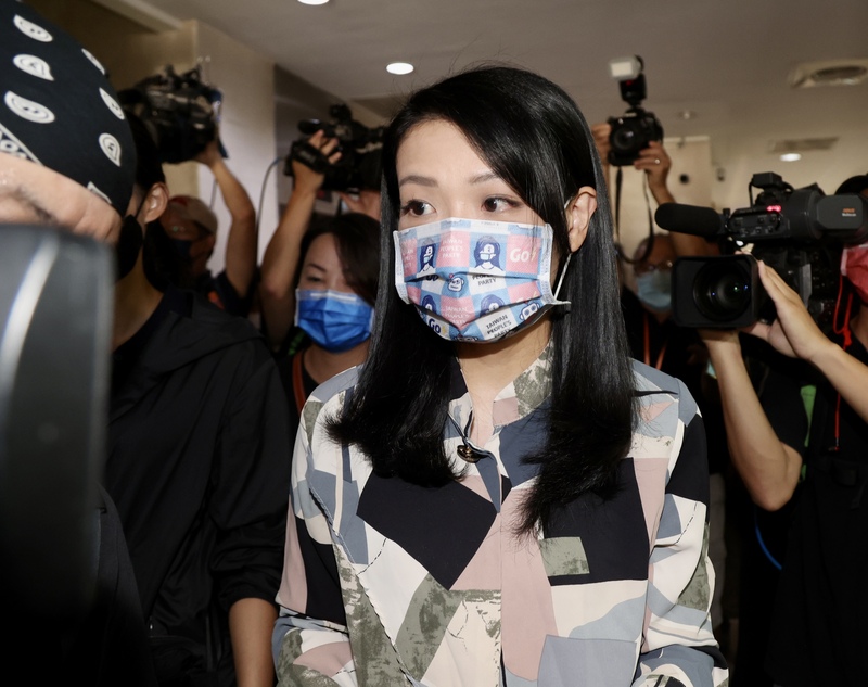 民眾黨新竹市長參選人高虹安(前) 質疑資策會在政治力下「改口」，資策會今天(7日)發布3點說明回應，強調立場跟態度始終一致。 (圖：中央社)