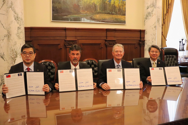 由台灣小麥公會成員組成的「小麥國家隊」代表，本月在駐西雅圖辦事處處長甄國清（右一）見證下，分別與愛達荷州和俄勒岡州簽署價值約新台幣183億元小麥採購意向書。（駐西雅圖辦事處提供） (圖：中央社)