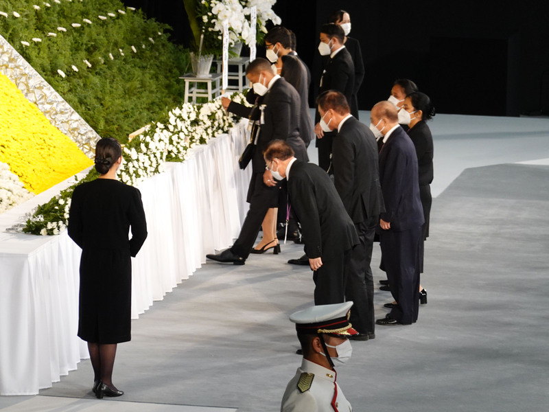 日本前首相安倍晉三國葬在上台獻花時刻，日本政府以「台灣」唱名。出席的台日關係協會會長蘇嘉全表示，顯見安倍雖已辭世，但日本各界對台灣的感情非常深。(圖：中央社)