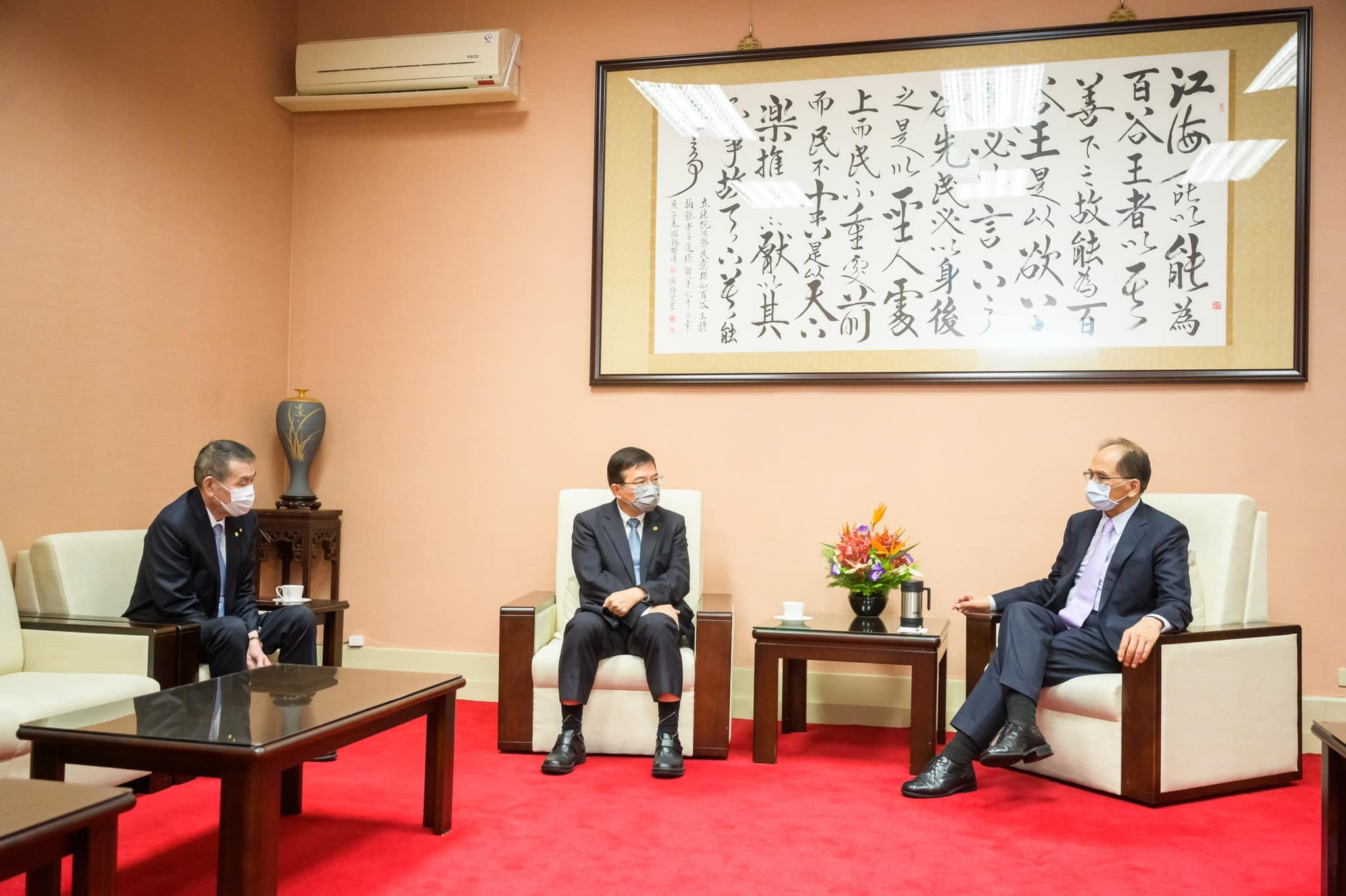 27日下午立法院長游錫堃(右)與立法院秘書長林志嘉和交通部長王國材及華航董事長謝世謙，對開闢「桃園-布拉格」直航進行意見交換。(圖:游錫堃臉書)