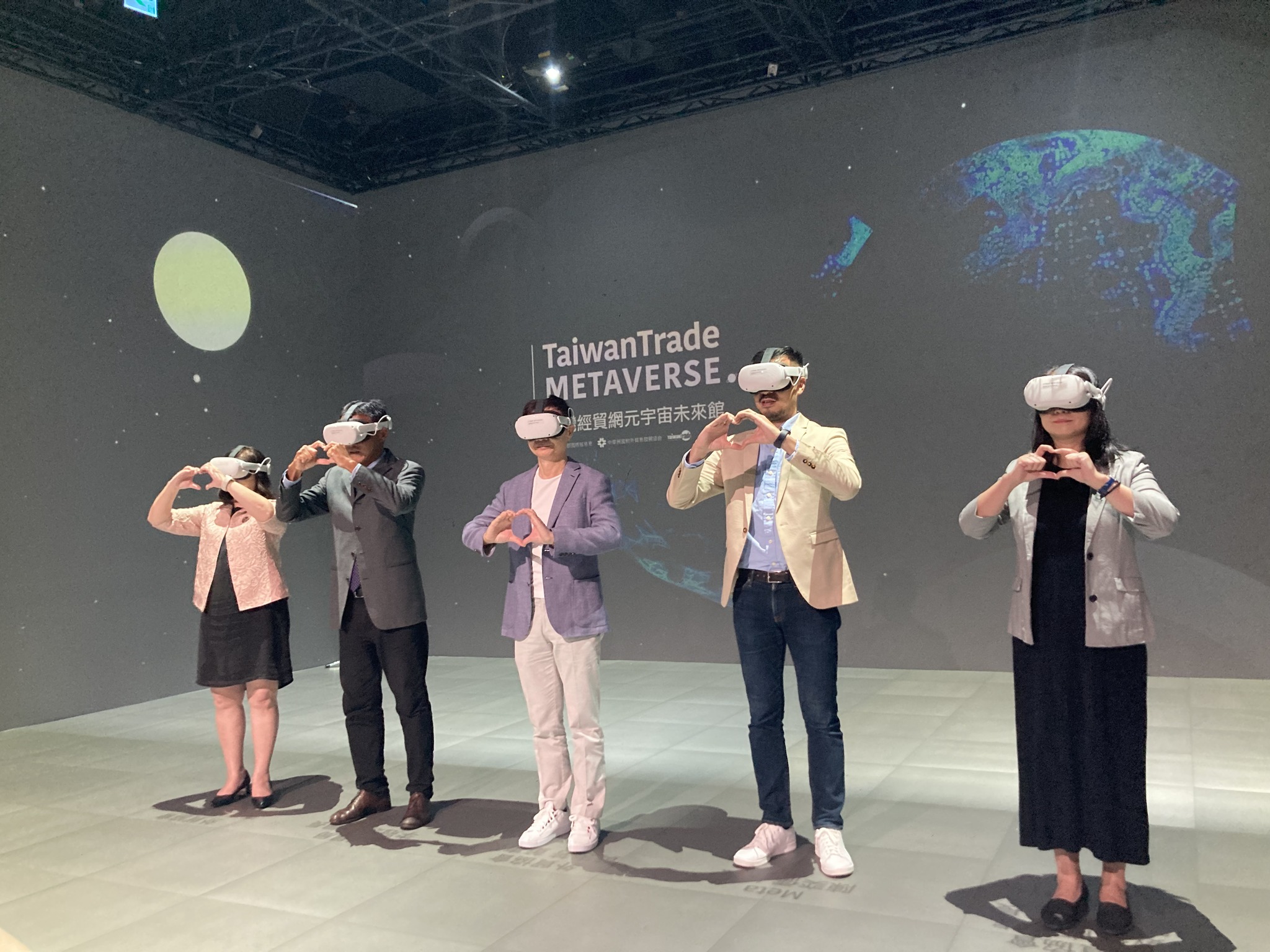 外貿協會董事長黃志芳(中)宣布，導入Meta技術，正式啟動台灣經貿網元宇宙未來館。(謝佳興 攝)