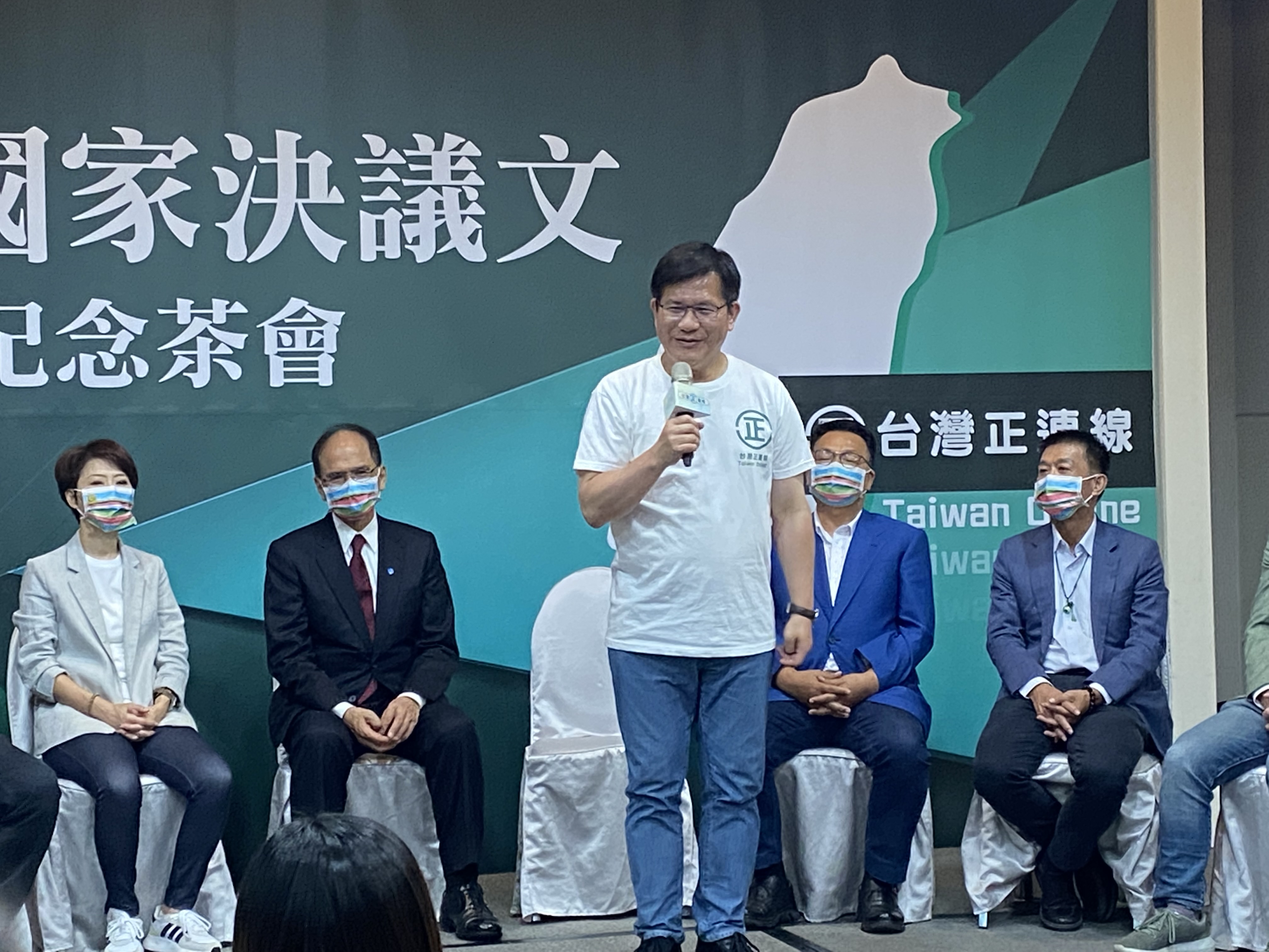 民進黨新北市長參選人林佳龍28日出席「正常國家決議文」15週年紀念茶會，並批評對手侯友宜陣營硬拗、不認錯。(林詠青 攝)