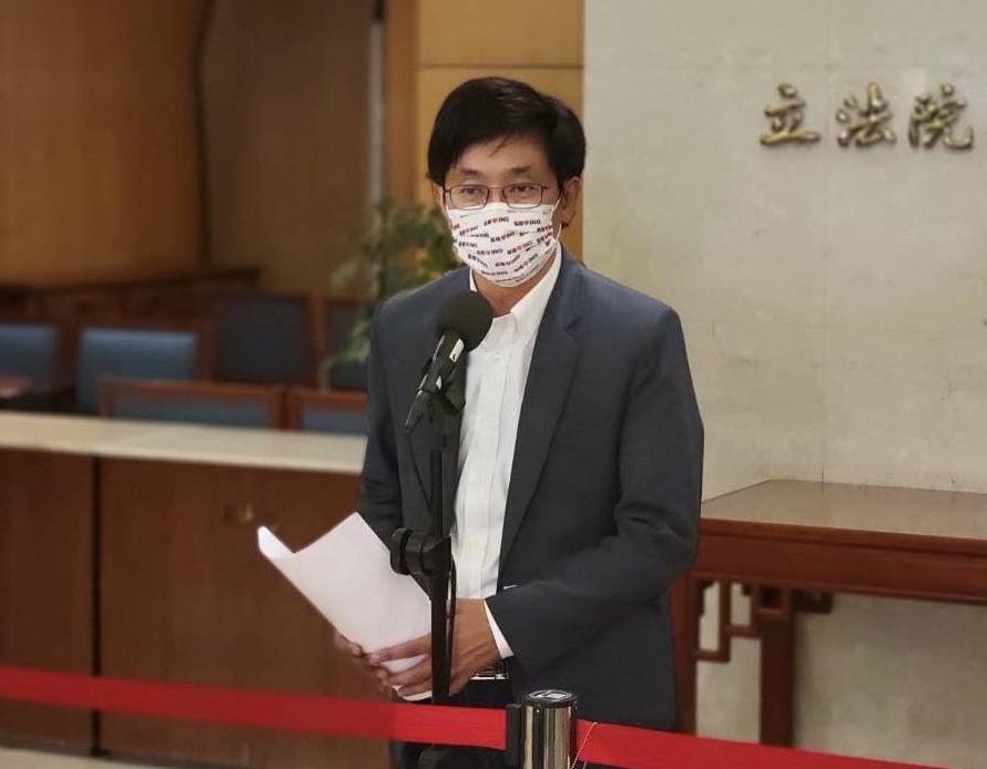 針對前立委黃國昌指控施壓國防部賤賣眷地，民進黨基隆市長參選人蔡適應表示，這項土地標售是國民黨政府決定的方向，主責是新北市政府，與他無關。(圖：蔡適應臉書)