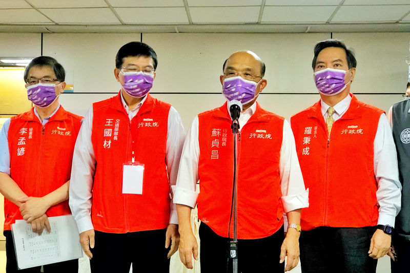 行政院長蘇貞昌（右2）28日上午前往桃機視察，並接受媒體聯訪，向所有工作人員表示敬意與感謝，也拜託國門第一線人員做好每個環節，為迎接國門開放做最好準備。圖左起為行政院祕書長李孟諺、交通部長王國材，圖右為行政院發言人羅秉成。 (圖：中央社)