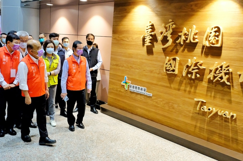 儘管本土單日確診突破5萬例，但行政院強調，10月13日邊境鬆綁不變。圖為行政院長蘇貞昌(前左)日前視察桃園機場放寬邊境管制整備情形。 (圖：中央社)