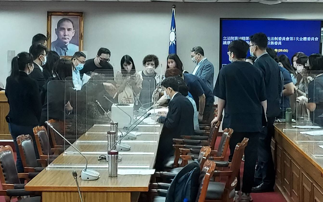 立法院28日舉行8個常設委員會召委選舉，藍綠陣營透過推舉產生16席召委，未動用投票。（圖：司法法制選舉狀況、劉玉秋攝）