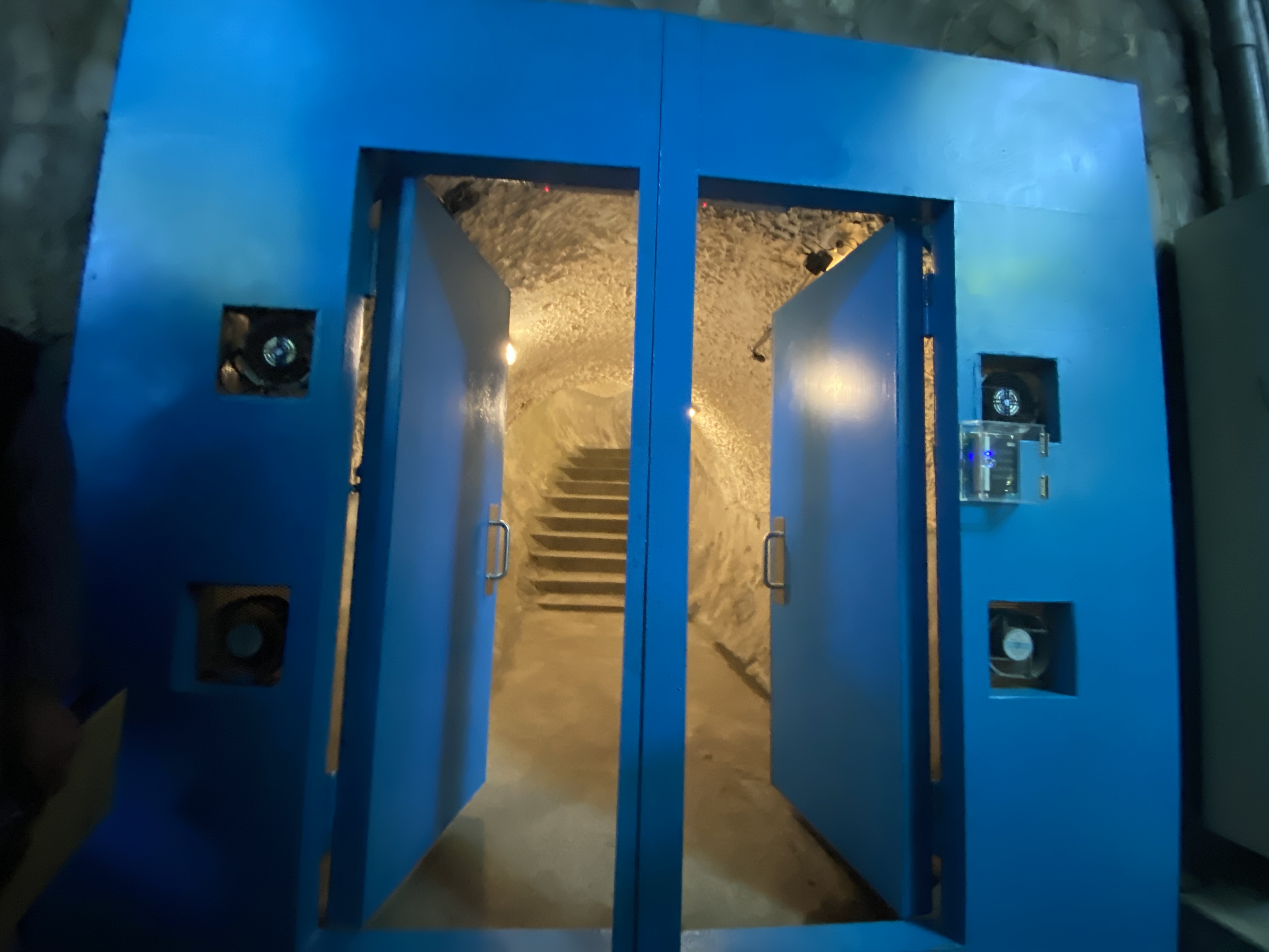 圓山飯店西密道第二扇門開啟後，從出口即可看見裡面的密道 (吳琍君 攝)